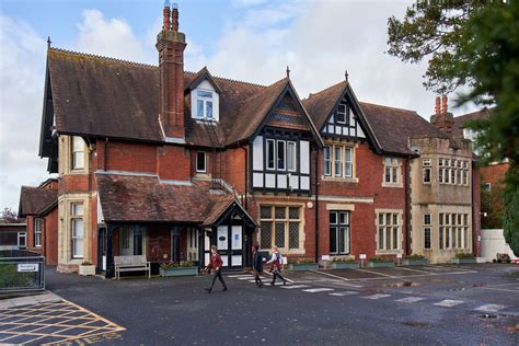Exterior of Leehurst Swan School